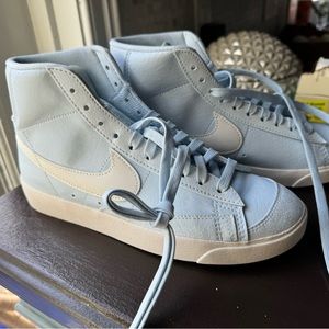 Women’s blazer mid ‘77 blue tint— only tried on, never worn